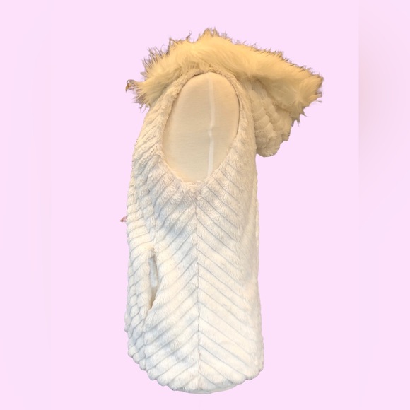 Marc New York Andrew Marc white faux fur outerwear vest, US women’s size medium. - Picture 3 of 6